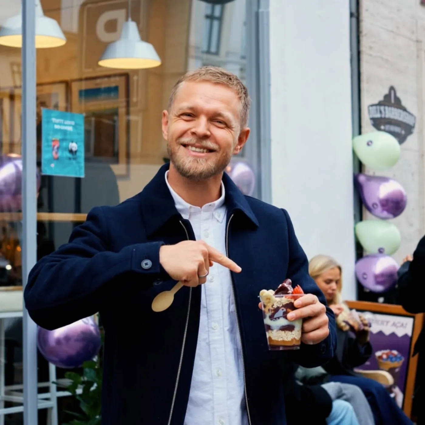 Kevin Magnussen med en OAKBERRY açaí-kop foran butikken